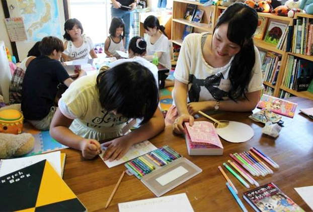 「花鳥風月」をテーマに、屏風作成に挑戦しました。