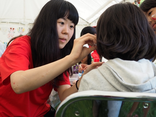歌舞伎メイクをする女子学生
